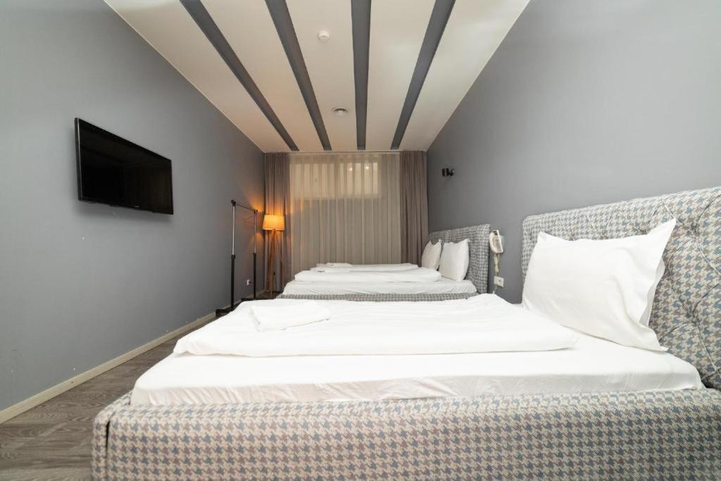 פרישטינה Hotel Gloria Ks מראה חיצוני תמונה