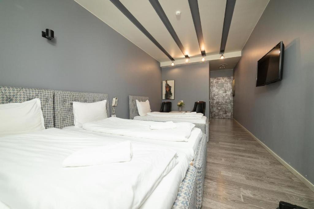 פרישטינה Hotel Gloria Ks מראה חיצוני תמונה